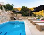 Holiday Home with Private heated Pool, Sea view & Basketball Court