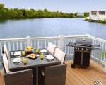 Pet-friendly lakeside house on Spring Lake in the Cotswold Water Park