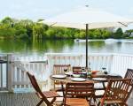 Stylish pet-friendly lakeside retreat in the Cotswold Water Park